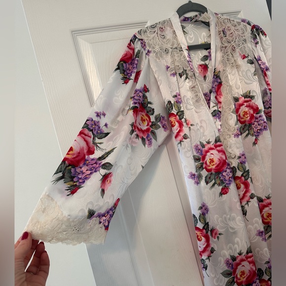 Vintage Natori Floral Robe - Picture 8 of 8